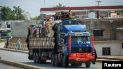 په تورخم کې د افغان کډوالو یوه لارۍ وطن ته روانه ده - د سېپټېمبر لومړۍ نېټې انځور
