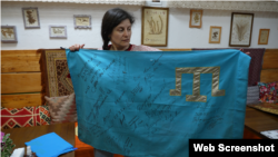 Леране Хайбуллаева с крымскотатарским флагом