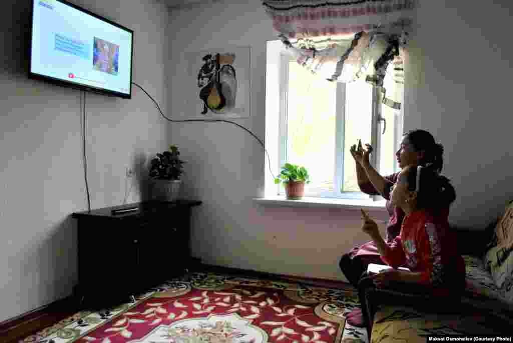 Быйыл 3-класста окуп жаткан Аэлита Токтоболотова Суусамырдын Кызыл-Ой айылында жашайт. "Теле сабактарды апам экөөбүз көрөбүз. Апам сабактарды телефонуна видеого тартып алат. Аларды менен кийин кайра көрүп чыгам", - дейт окуучу кыз.&nbsp; &nbsp;