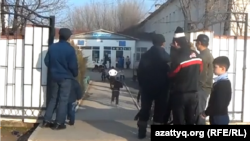 Қайнарбұлақ саяжайындағы 600  оқушыға шақталған 83-мектепте 3 мың 300 оқушы 141 сыныпта үш ауысыммен оқып жатыр. Шымкент, 23 қараша 2015 жыл.