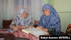 Үй шартындагы диний мектепте ислам таалимин алып жаткан аялдар. Оштун Араван району, 13-сентябрь, 2012.  