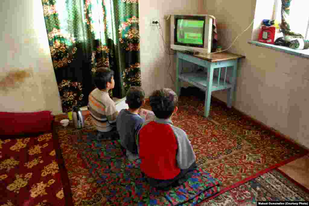 Ариповдордун үй-бүлөсүндө бир эле уюлдук телефон бар. Ал телефон да апасына таандык.&nbsp; Бул үй-бүлөнүн&nbsp;төрт баласы тең мектепте окуйт. Балдар&nbsp;апасы&nbsp;жумуштан келгенден кийин гана кезектешип сабак окуп, мугалимдери менен байланышат.&nbsp;Сосновка айылы. Жайыл району.