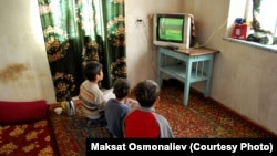 Коронавирус эпидемиясына байланыштуу быйылкы жаңы окуу жылынын биринчи чейреги да көпчүлүк мектептерде 1-класстан башка класстар үчүн аралыктан башталган. Сентябрь.