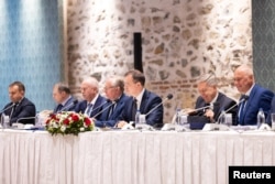 Delegația rusă, condusă de consilierul prezidențial Vladimir Medinskyi (centru), alături de oficiali ucraineni (nu apar în fotografie) la Istanbul, pe 16 mai.