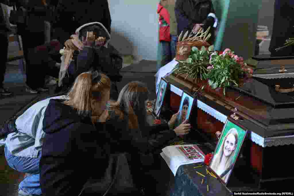 Дівчина Данила тримає його портрет 