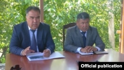 Кыргызстандын Баткен облусунун башчысы Абдикарим Алимбаев жана Согд облусунун губернатору Ражапбай Ахматзода. 16-июндагы жолугушуу.