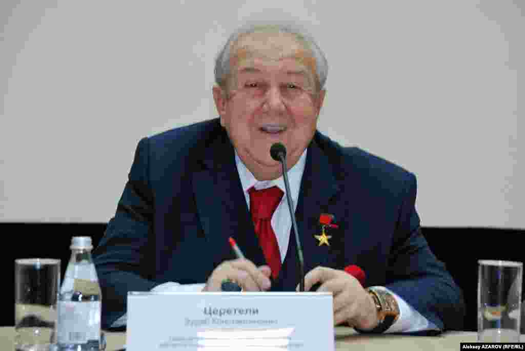 Перед открытием выставки прошла пресс-конференция с участием Зураба Церетели. Гость имеет множество званий, в том числе дважды лауреата Государственной премии СССР, лауреата Ленинской премии, лауреата Государственной премии России. Но из всех он, вероятно, особенно ценит звание Героя Социалистического Труда, полученное в 1990 году. На его пиджаке висела "Золотая Звезда" Героя. На пресс-конференцию пришло множество людей (не только журналистов, фотографов и операторов), чтобы посмотреть на знаменитость, послушать его, задать вопрос. Спрашивали о многом. В том числе о художниках Марке Шагале и Пабло Пикассо, с которыми Зураб Церетели был лично знаком.&nbsp;