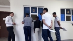 Iýmäne çörek tapmaýandygyny aýdýan onlarça maryly prokuraturanyň öňüne üýşüp, prokurordan haraý gözleýär