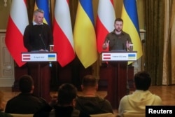 Перед поїздкою до Москви Карл Негаммер побував у Києві. Спільна пресконференція з президентом України Володимиром Зеленським 9 квітня 2022 року