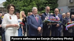 Aмбасадорот на Руската Федерација Сергеј Баздникин, вицепремиерот Иван Стоиљковиќ пред споменикот „9 мај“, во чест на Денот на победата над фашизмот и 80-годишнината од завршувањето на Втората светска војна