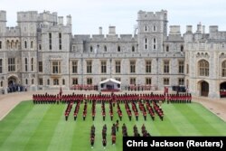 Преглед на гардата на честа за време на церемонијална добредојде во квадрантот на замокот Виндзор во Виндзор, 17 септември 2025 година, за време на втората државна посета на претседателот на САД