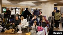 Oamenii se adăpostesc într-o stație de metrou din Kiev în timpul atacurilor rusești cu drone și rachete, din 25 mai