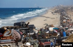 Palestinienii strămutați, care pleacă din nordul Fâșiei Gaza din cauza unei operațiuni militare israeliene, se îndreaptă spre sud după ce forțele israeliene au ordonat locuitorilor din orașul Gaza să se evacueze, 1 octombrie 2025.