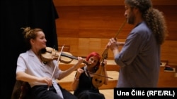 Ana Mezgec iz Slovenije sa Hristinom Belevom na gadulki i Milošem Nikolićem na kavalu