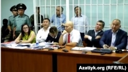 Текебаев менен Чотоновдун иши Биринчи Май райондук сотунда каралып жаткан учур. 5-июнь, 2017-жыл