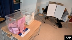 Vanredni parlamentarni i redovni pokrajinski i beogradski izbori biće održani 3. aprila (fotografija sa parlamentarnih izbora u junu 2020. godine, Beograd)