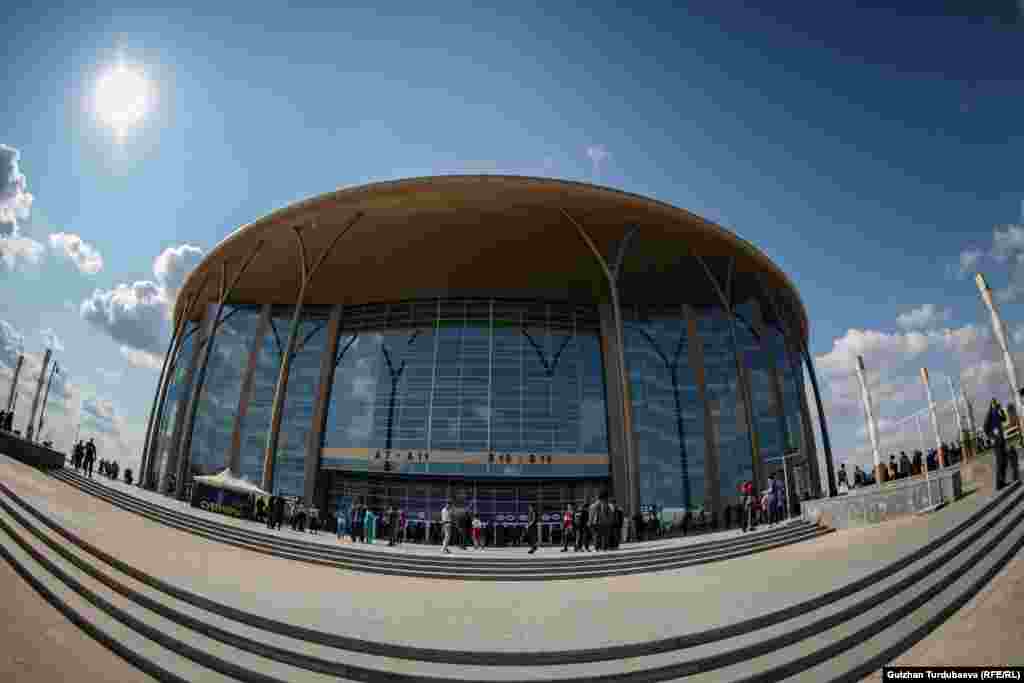 Спорттук күрөш боюнча дүйнө чемпионаты өтүп жаткан "Барыс" аренасы. Арена 11 миңден ашык киши батат.