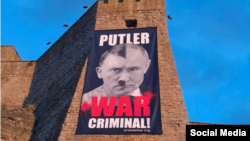 Справу проти Сморжевських-Смирнової в Росії відкрили через плакат на стіні музею, який називає Путіна воєнним злочинцем