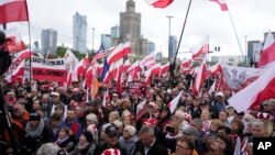 Un miting anti-imigrație la Varșovia, pe 10 mai, la care se pot vedea steaguri poloneze și americane, dar nu și drapelul UE.