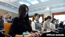 Президент Алмазбек Атамбаевдин жылдык маалымат жыйынына барган журналисттер. 24-декабрь, 2015-жыл