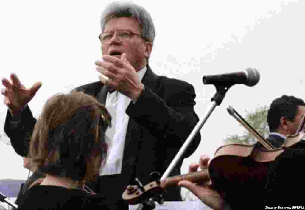 Оркестр исполняет «Реквием» Моцарта на открытии музея памяти жертв политических репрессий. 31 мая 2011 года.  - Оркестр исполняет Вольфганга Моцарта на открытии музея памяти жертв политических репрессий. 31 мая 2011 года.  