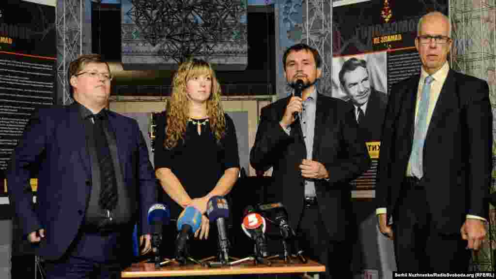 Під час відкриття виставки &laquo;Незламні&raquo; (зліва направо): Павло Розенко &ndash; віце-прем'єр-міністр України, Юлія Коцур &ndash; перший заступник генерального директора Національного музею &laquo;Меморіал жертв Голодомору&raquo;, Володимир В'ятрович &ndash; голова Українського інституту національної пам'яті, Горан Ліндбланд &ndash; президент Європейської платформи пам'яті та сумління&nbsp;