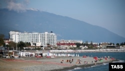 Краснодарский край. Сочи. Отдыхающие на берегу Черного моря