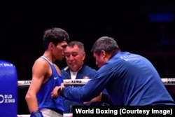 Санжар Ташкенбай прислушивается к советам тренеров во время финала. Ливерпуль, 14 сентября 2025 года