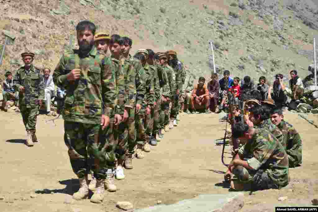 ​Ахмад Масуд "Әл-Арабия" арнасына берген сұхбатында қақтығысқа жол бермес үшін тәліптермен келіссөзге дайын екенін мәлімдеген. Ол тәліптерді ұлттық үкімет құруға шақырған. Егер "Талибан" келіссөзден бас тартса, соғысуға тура келеді деген еді.&nbsp; &nbsp;