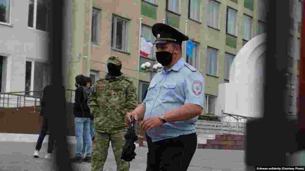 Присутні під судом слухачі змушені були покинути територію біля суду на вимогу поліції. Як пояснили співробітники російської поліції, такі заходи вживаються &laquo;у зв'язку з недопущенням терористичної загрози в Криму&raquo; через нещодавні події в школі Казані, де під час нападу загинули школярі і працівники установи