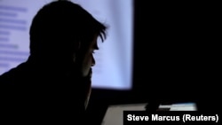 Gazetarët e Radios Evropa e Lirë analizuan 2.200 cicërima në të cilat përmendej emri i Presidentit të Serbisë, Aleksandar Vuçiq.
