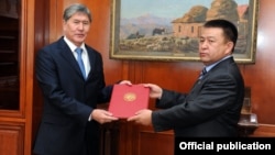 Алмазбек Атамбаев жана Чыныбай Турсунбеков, 8-декабрь, 2011-жыл