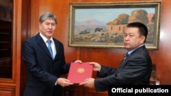 Президент Алмазбек Атамбаев жана КСДПнын лидери Чыныбай Турсунбеков. 