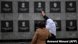 Dy gra vizitojnë vizitojnë memorialin në fshatin Reçak, ku gjendet një memorial për viktimat e masakrës që ndodhi në këtë fshat. 