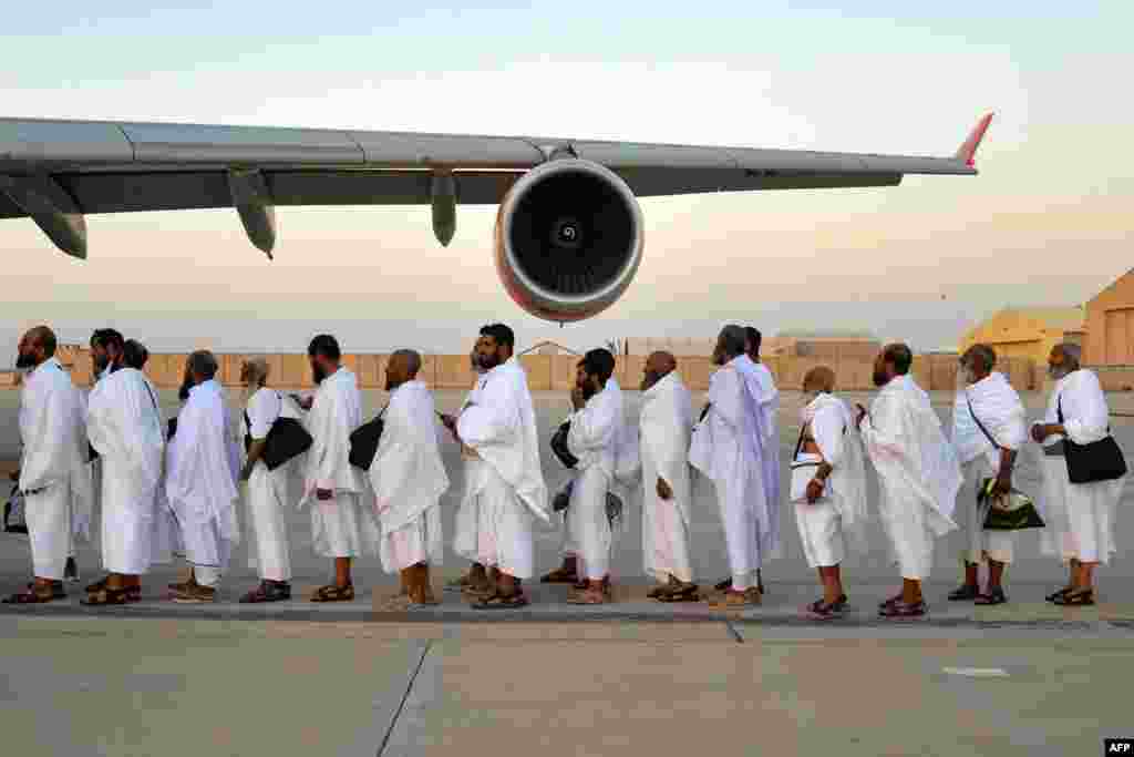 Ооганстандык зыяратчылар ажылык сапарга жөнөп жатышат. Сауд Арабиясына учакка отуруп жаткан зыяратчылардын сүрөтү Кандагар аэропортунан тартылган.