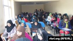 تصویر آرشیف: دختران دانش آموز در ولایت فاریاب در حال سپری کردن امتحان ورود به پوهنتون ها اند.