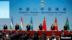 Солдон оңго: Өзбекстандын президенти Шавкат Мирзиёев, Тажикстандын президенти Эмомали Рахмон, Казакстандын президенти Касым-Жомарт Токаев, Кытайдын төрагасы Си Цзиньпин, Кыргызстандын президенти Садыр Жапаров, Түркмөнстан президенти Сердар Бердымухамедов. Сиан. 2023-жыл, 19-май.