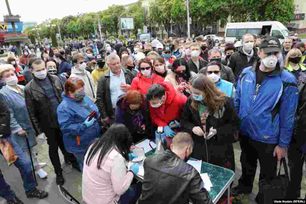Some of the attendees signed up to back the candidacy of Tsikhanouski's wife, Svitlana Tsikhanouskaya.