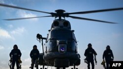 Gara deňizde şu aý geçirilen harby türgenleşiklere gatnaşýan dikuçar.