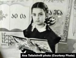 ფოტო ანა ციციშვილის სასკოლო ალბომიდან, სანამ ის საჯარო სკოლაშო ფორმას ატარებდა