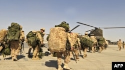 شماری از سربازان امریکایی در هنگام بیرون شدن از افغانستان