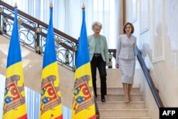 Președinta Comisiei Europene, Ursula von der Leyen (s) și președinta Maia Sandu. Șefa executivului UE a anunțat Planul de creștere economică pentru R. Moldova în cadrul unei vizite la Chișinău, pe 10 octombrie 2024.