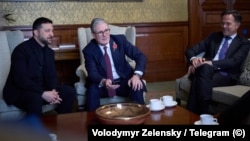 Президент України Володимир Зеленський, прем'єр Великої Британії Кір Стармер і генсекретар НАТО Марк Рютте на засіданні Коаліції охочих у Лондоні, Велика Британія, 24 жовтня 2025 року