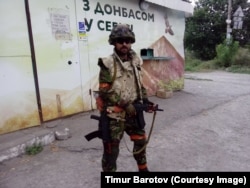 Баротов, несмотря на офицерское звание, в 2014 году пошел солдатом-добровольцем в АТО