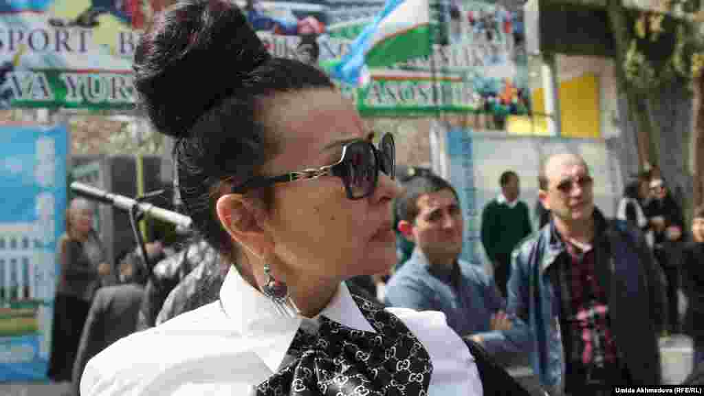 Өзбекстан телеарналарының бірінде қазақ тіліндегі "Дидар" бағдарламасын жүргізетін журналист Замира Жиенбаева. Ташкент, 21 наурыз 2015 жыл.&nbsp;