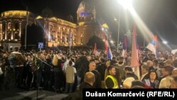 Dva skupa ispred Skupštine Srbije, pristalica i protivnika vlasti