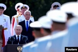 Путін виступає з погрозами на адресу Заходу під час параду до Дня Військово-морського флоту Росії у Санкт-Петербурзі. 28 липня 2024 року