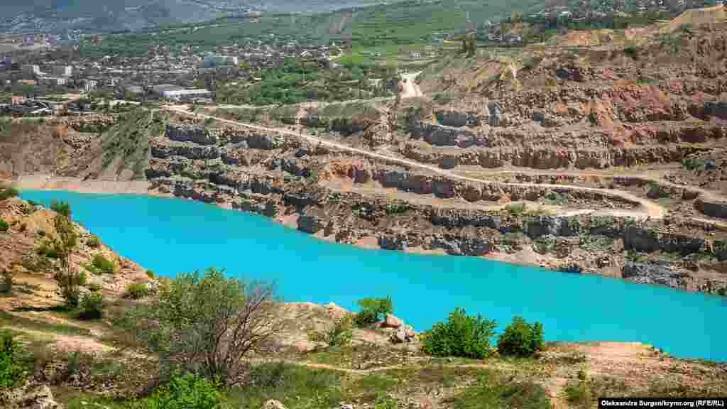 Навколо озера розкинулися багаторівневі плато. Водойма розташована в центрі кар'єра під оглядовими майданчиками
