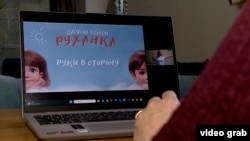 Мектеп директоры Ирина Дубас Ресей оккупациялап алған аймақтарда тұратын оқушыларға украин тілін жасырын үйретіп жатыр (видеодан скриншот).