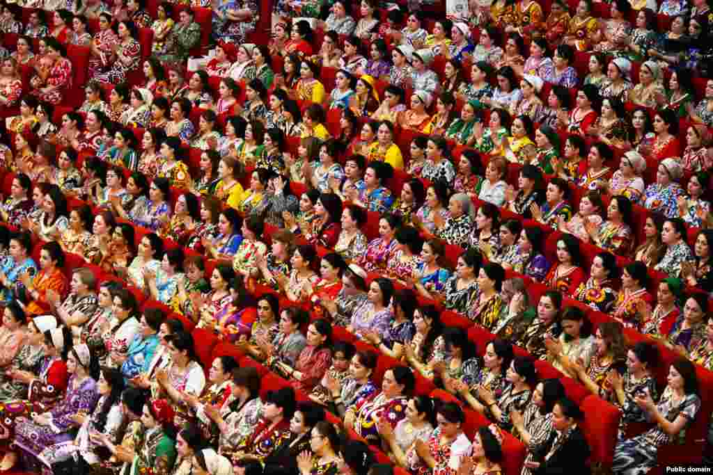 Таҗикстан, Дүшәнбе шәһәре. Әниләр көнен бәйрәм итү. 7 март.&nbsp; &nbsp;